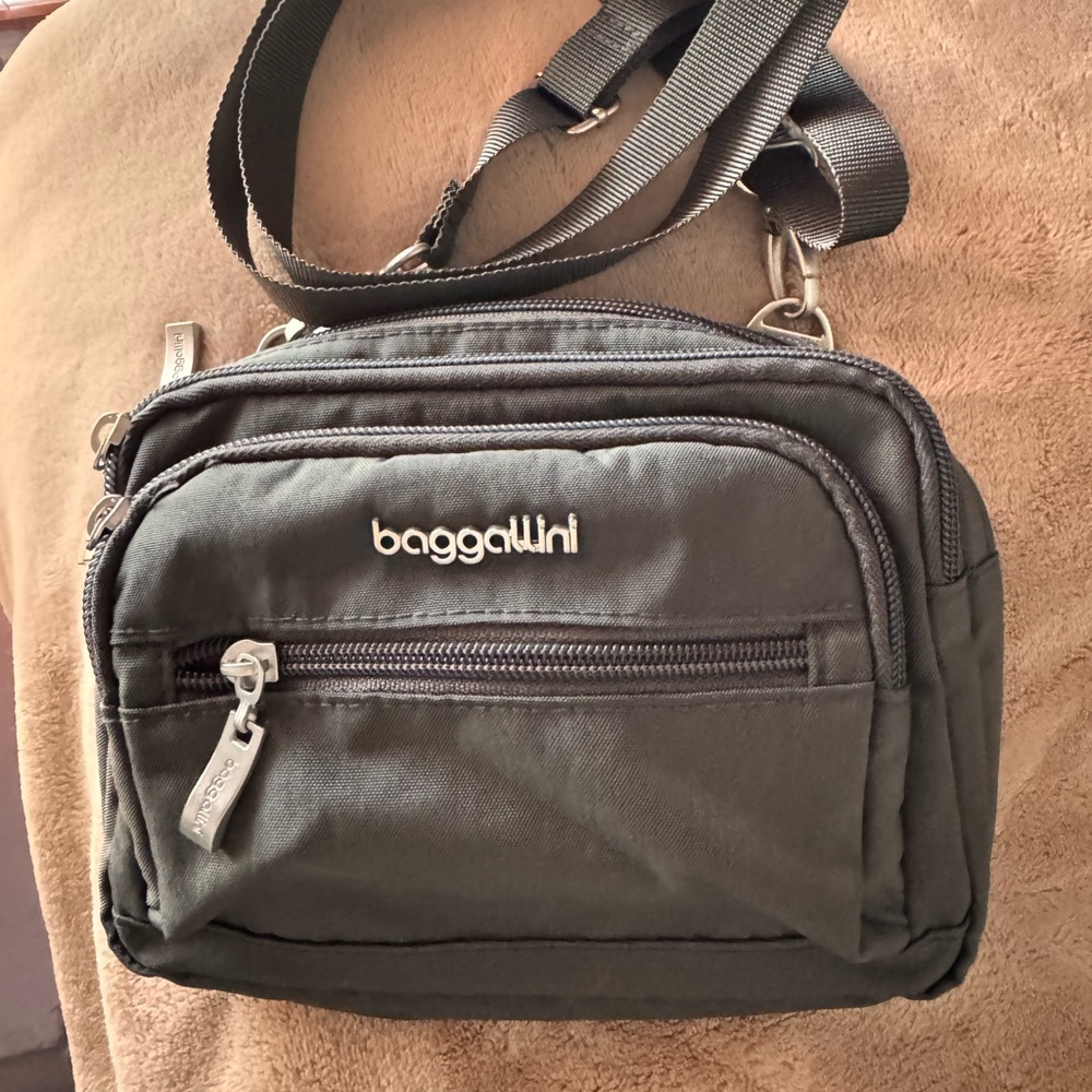 SOLD Baggallini triple zip bagg.
